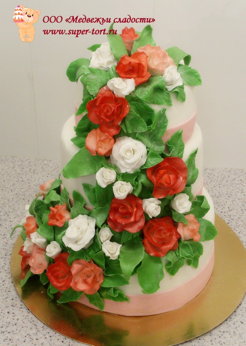 Оформление Оригинальный свадебный торт, белый, классический, 
украшен розовыми бантами и букетом из роз